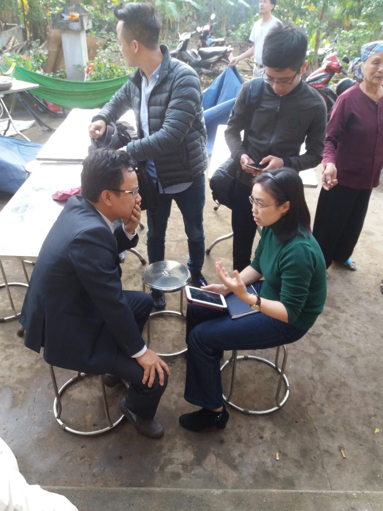Nhà báo Bảo Hà của Vnexpress phỏng vấn luật sư tại sân nhà ông Hàn Đức Long.