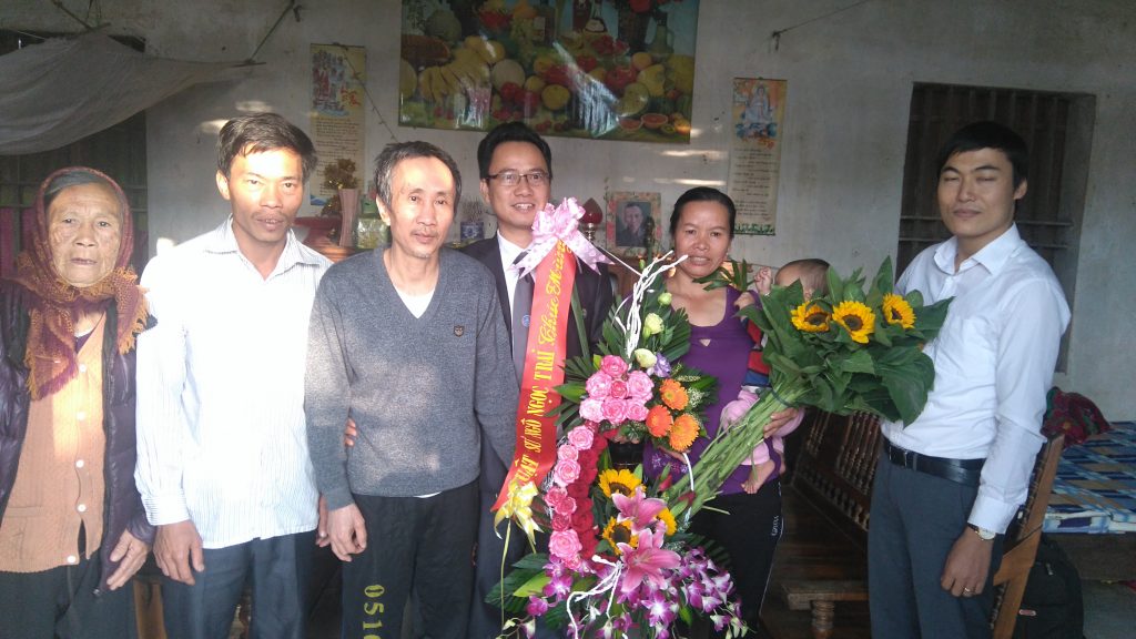 Sáng hôm 21/12/2016 luật sư Ngô Ngọc Trai về thăm và chúc mừng ông Hàn Đức Long được trả tự do sau 11 năm đi tù oan.